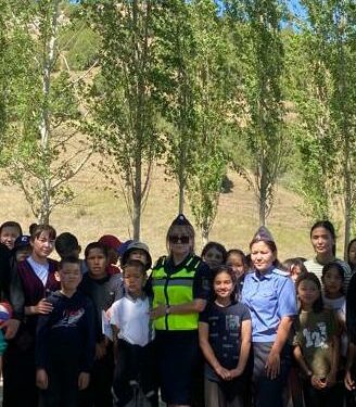 Таластан Баткендеги чек арага кызмат кылууга барган кыргыз кызы