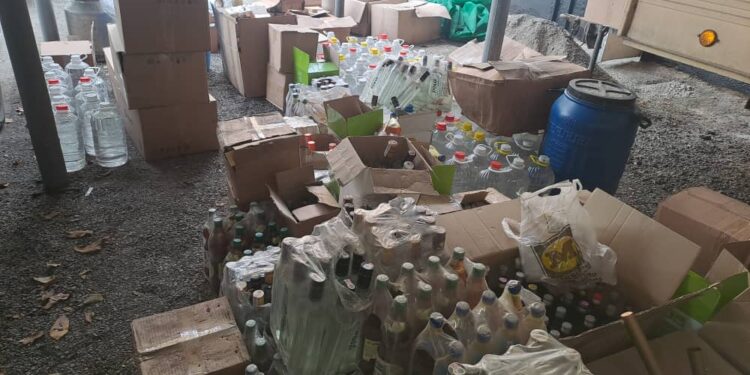 «Ош, Кара-Суу жана Өзгөнгө жиберилип турган». Жасалма спирт ичимдиктерин даярдагандар кармалды