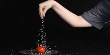 Тузга туз кошуп жейсизби? Зыяны жөнүндө билип алыңыз