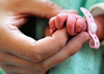 Бишкекте таштандыдан табылган наристени таенеси багып алууга даяр экенин айтты