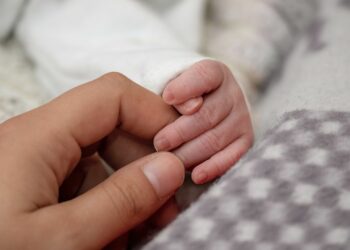 Бишкекте таштандыга ташталган ымыркайдын абалы оор болгон