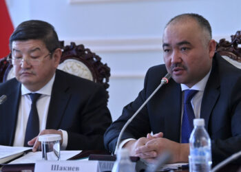 Нурланбек Шакиев Акылбек Жапаровдон орусча аралаштырбай сүйлөөнү талап кылды