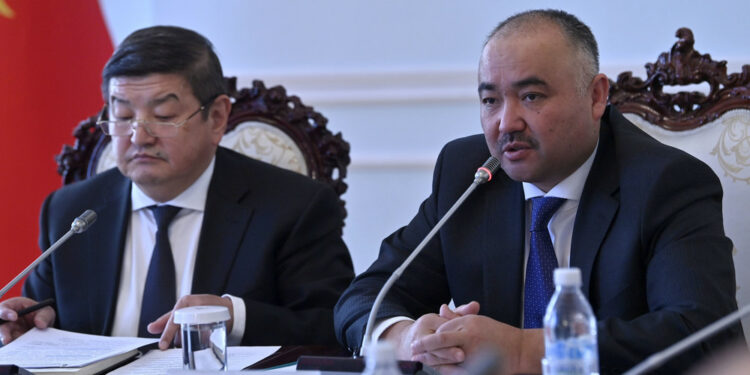 Нурланбек Шакиев Акылбек Жапаровдон орусча аралаштырбай сүйлөөнү талап кылды