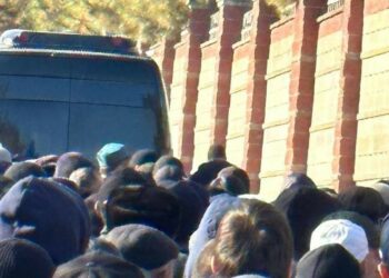 Казакстанда Нурсултан Назарбаевдин инисин акыркы сапарга узатуу зыйнаты өтүп жатат (сүрөт)