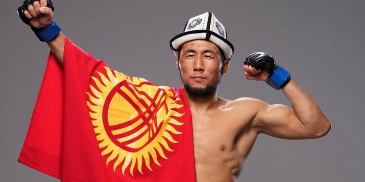 UFC турнириндеги биринчи беттеште жеңишке жеткен кыргыз мушкерин кандай тосуп алышты?
