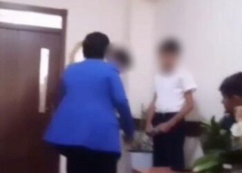 Ташкентте мектеп директору классташы менен мушташа кеткен окуучуну сабаган (видео)