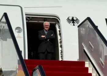 «Ысыкта жарым саат турган». Германиянын президентин Катардын аэропортунда тосуп алууну унутуп коюшкан (видео)