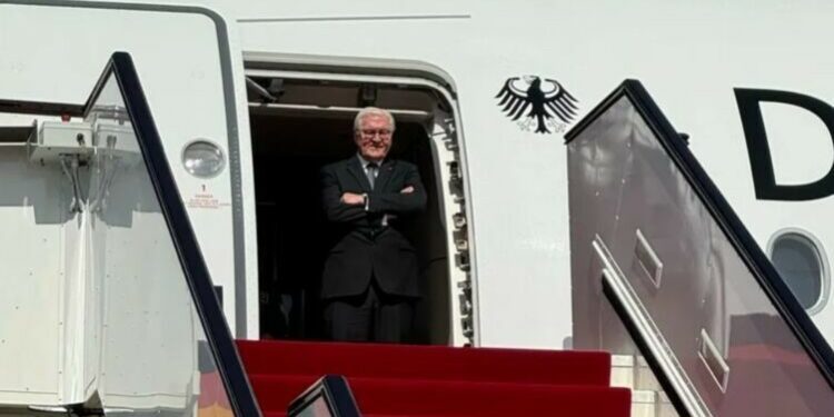 «Ысыкта жарым саат турган». Германиянын президентин Катардын аэропортунда тосуп алууну унутуп коюшкан (видео)