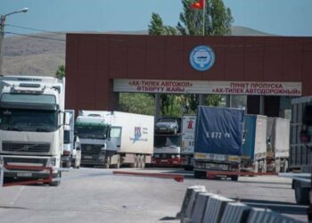 Чек ара кызматы кыргыз-казак чек арасында 500 жүк ташуучу унаа турганын билдирди