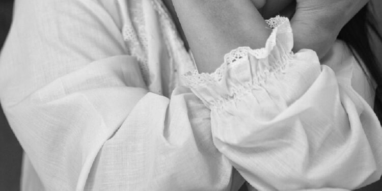 «Апасы рактан каза болуп, атасы өлтүрүлгөн». Чүйдө өгөй ата 11 жаштагы кызды зордуктоого шектелип жатат