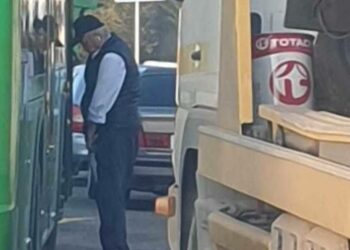 Бишкекте автобустун айдоочусу дөңгөлөккө заара ушатып жаткан сүрөт тарады