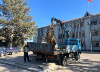 Кадамжайдагы Лениндин эстелиги алынды (сүрөт)