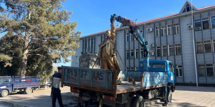 Кадамжайдагы Лениндин эстелиги алынды (сүрөт)