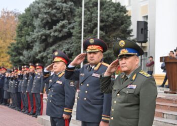 Ташиев Бишкекте ички иштер бөлүктөрүнүн майрамдык саптык кароосуна катышты