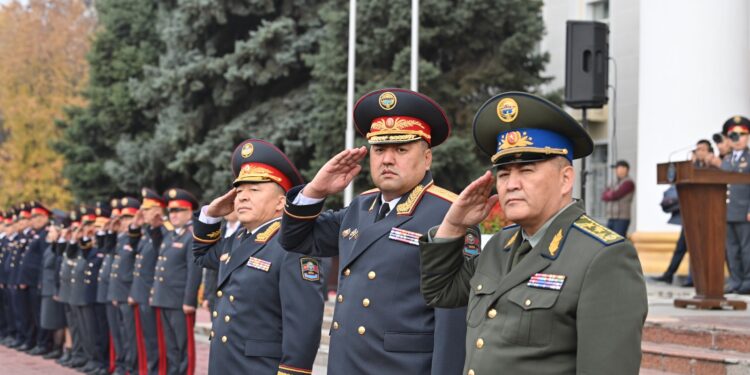 Ташиев Бишкекте ички иштер бөлүктөрүнүн майрамдык саптык кароосуна катышты