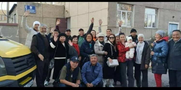 Кыргызстанда сынга кабылган «Күн кармаган бала» спектакли Бакуда баш байгени жеңди