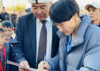 Айсулуу Тыныбекова Ат-Башыда күйөрмандары менен жолукту (сүрөт)