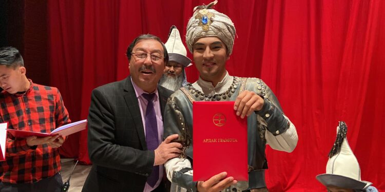 Өмүрбек Израилов, Анвар Осмоналиев… Кыргыз драма театрынын актёрлору сыйланышты (видео)