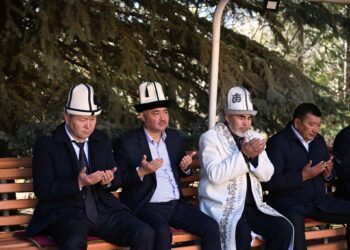 Нурланбек Шакиев «Манас-Ордо» комплексинин аймагына арчанын көчөттөрүн тикти