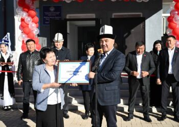 Нурланбек Шакиев Таласта жаңы мектептин ачылышына катышып, 300 миң сом берди