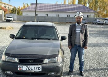 Баткенде мечиттин имамына достору унаа белек кылышты