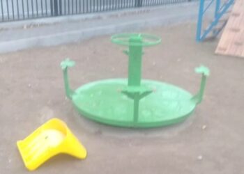 Таласта жаңы эле курулган балдар аянтчасы бүлдүрүлүп, отургучтарын жулуп кетишкен (сүрөт)