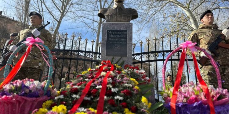 Баткенде чек арада каза болгон эки кызматкердин ысымы көчөгө берилди