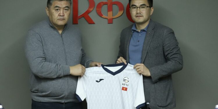 Камчыбек Ташиев Кыргызстандын футбол дүйнөсүнүн өкүлдөрү менен жолугушту