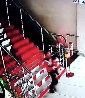 Бишкекте уурдалган 3 жаштагы кыз. Аны издөөгө 800дөн ашуун милиция кызматкери тартылган