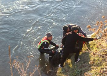 Түптө изделип жаткан карыянын жансыз денеси суудан табылды (сүрөт)