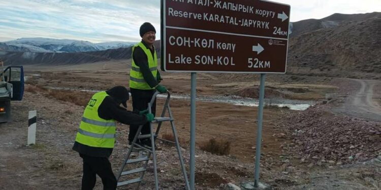 Туризм фонду тарабынан Нарын облусуна туристтик жол белгилери орнотулду