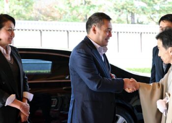 Садыр Жапаров жубайы менен Киото шаарына поездде барышты (видео)