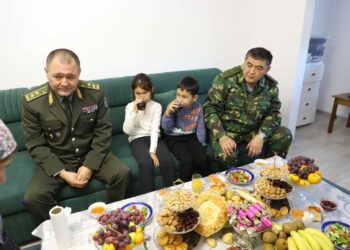 Камчыбек Ташиев Таласта УКМК кызматкерлери менен чек арачыларга батир тапшырды (сүрөт)