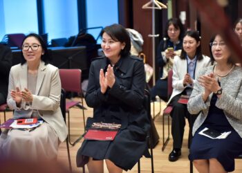 Айгүл Жапарова Токиодогу мектептерге барды (сүрөт)