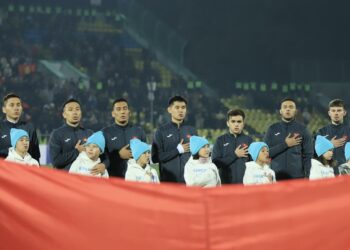 Кыргызстан-Оман беттешинде футболчулар майыптыгы бар балдардын коштоосунда чыгышкан (сүрөт)