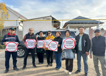 Таштанды үчүн карызың барбы? Бишкекте Алиев рейдге чыгып, кагаз чаптап жүрөт (сүрөт)