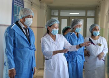 «Керектүү жардам берилет». Ленин районунун акими ташталган ымыркайга барды