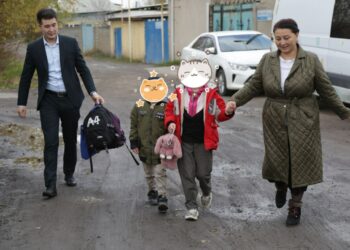 Бишкекте 10, 8 жана 5 жаштагы балдарды бакма энеге өткөрүп беришти