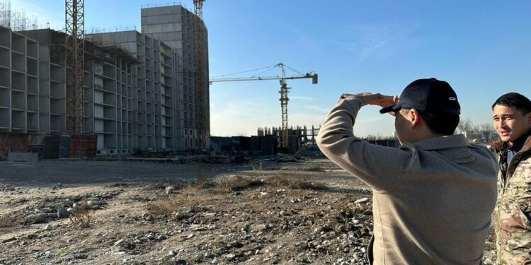 Садыр Жапаров Бишкекте мамлекеттик ипотекага бериле турган үйлөрдүн курулушун текшерди