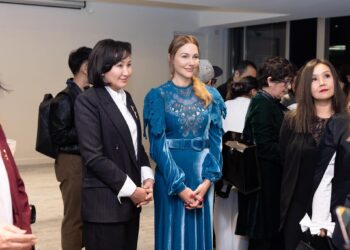 Айгүл Жапарова жана Хүррем султан… Биринчи айым Парижде өткөн кинофестивалга катышты (сүрөт)