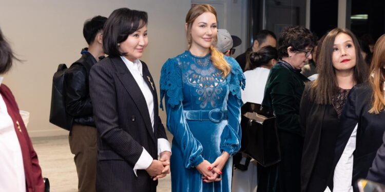 Айгүл Жапарова жана Хүррем султан… Биринчи айым Парижде өткөн кинофестивалга катышты (сүрөт)