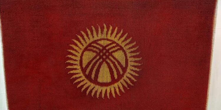 Салмагы 100 килограммды түзүп, 70 миң таякча менен жасалган Кыргызстандын желеги (сүрөт)