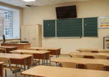 «Бир класста 70-80 бала окуп жаткандар бар». Депутат курулушу башталган мектептерди бүтүрүү керектигин айтты