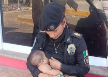 Мексикада ачка калган наристени эмизе салган полиция кызматкери жүрөк элжиретти