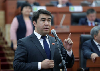 Депутат: «Андарак айылында акыркы бир жылда 12 келин өзүн-өзү асыптыр»