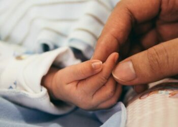 Арча-Бешикте ташталган ымыркайдын 20 жаштагы апасы үй камагына чыкты