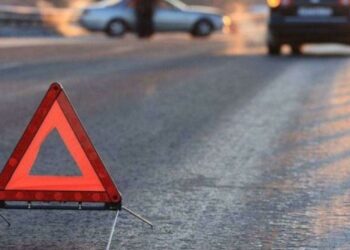 Кадамжайда жүк ташуучу унаа үйдү сүзүп, айдоочу менен дубал алдында калган аял жан берди