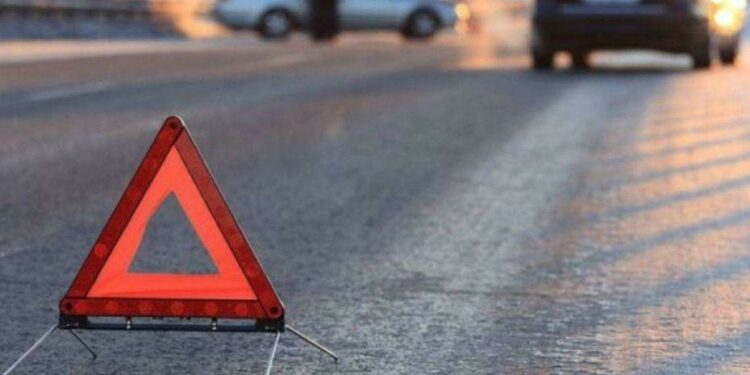 Кадамжайда жүк ташуучу унаа үйдү сүзүп, айдоочу менен дубал алдында калган аял жан берди