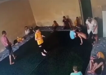 Өзбекстанда мүмкүнчүлүгү чектелген балдарга орой мамиле жасалып жатканда тартылган видео тарады