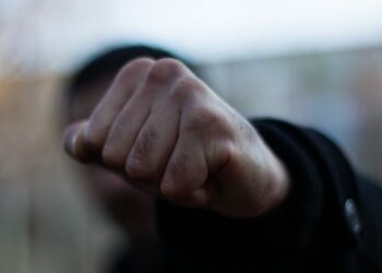 Жалал-Абадда мейманкананын алдында болгон мушташ боюнча 4 жигит кармалды